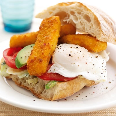 Fischstäbchen mit pochiertem Ei