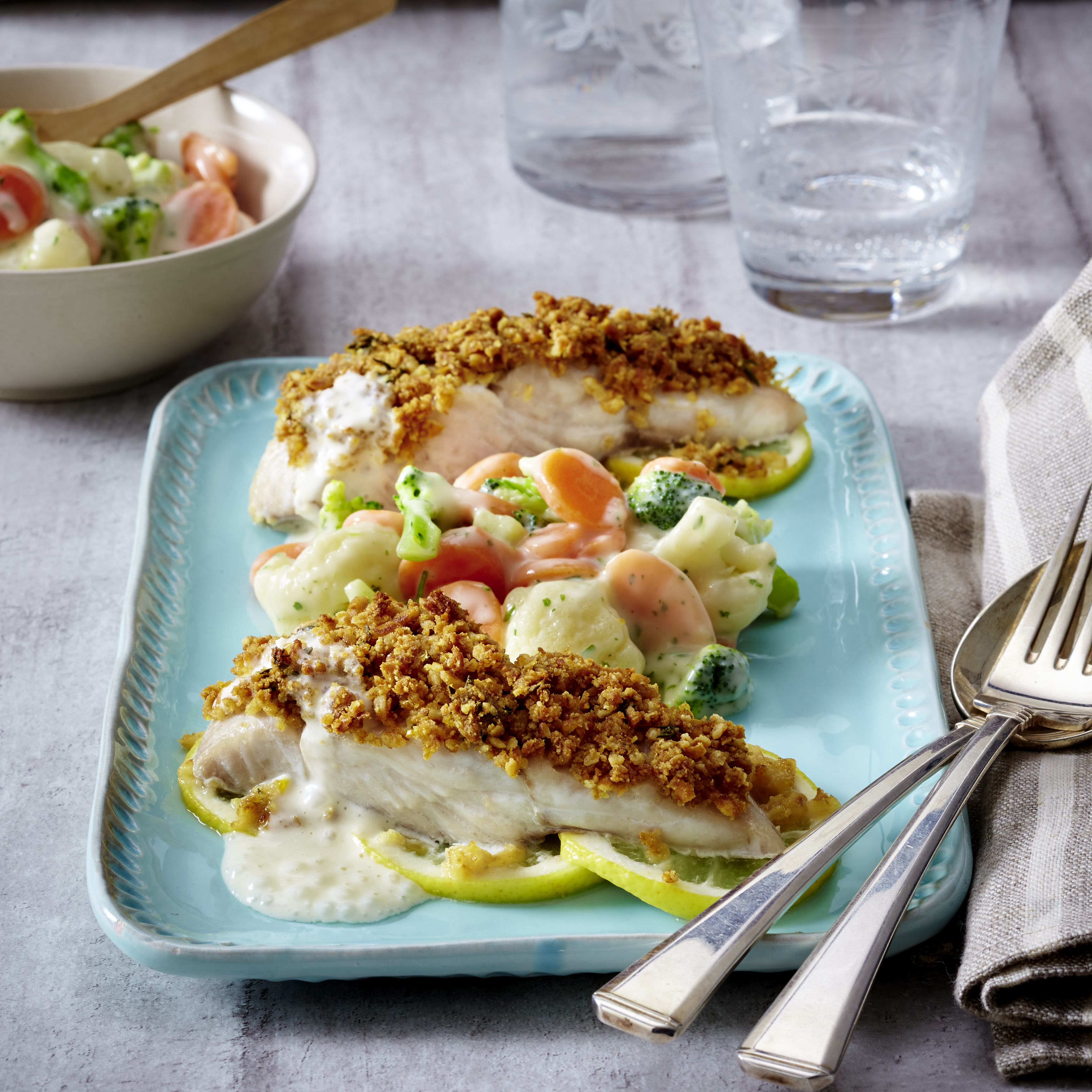 Überbackenes Seelachsfilet mit Rahm-Königsgemüse und Weißwein-Sahnesoße