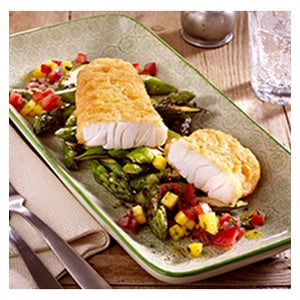 filegro traditioneller ofenbackfisch auf gruenem spargel mit pikantem Tomaten Mango Zwiebel Tatar