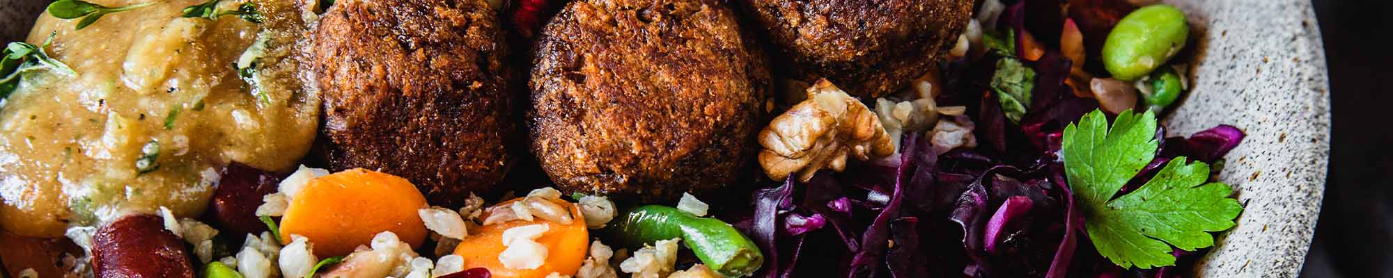 Falafel auf Granatapfel Blumenkohl Salat