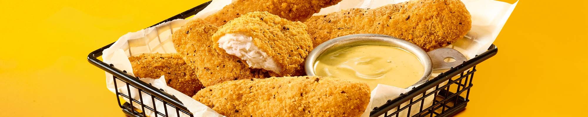 Chicken Stripes Salt & Pepper serviert in Körbchen mit Dip