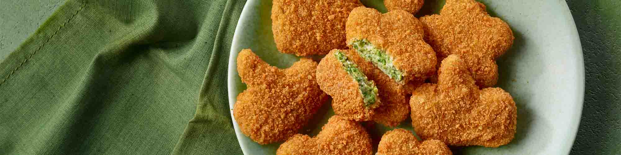 Brokkoli-Käse Emojis zubereitet auf Teller