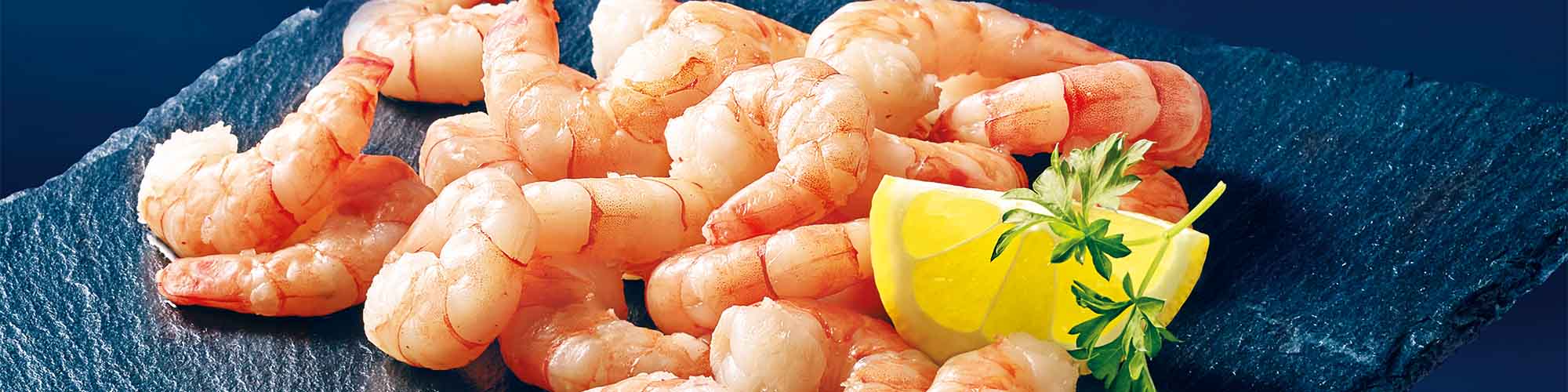 Königsgarnelen zubereitet und serviert mit Zitrone