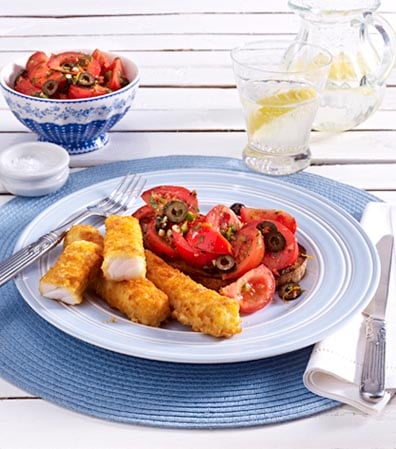 Bauern-Crostini mit Riesen Fisch-Sticks und Tomaten-Salat
