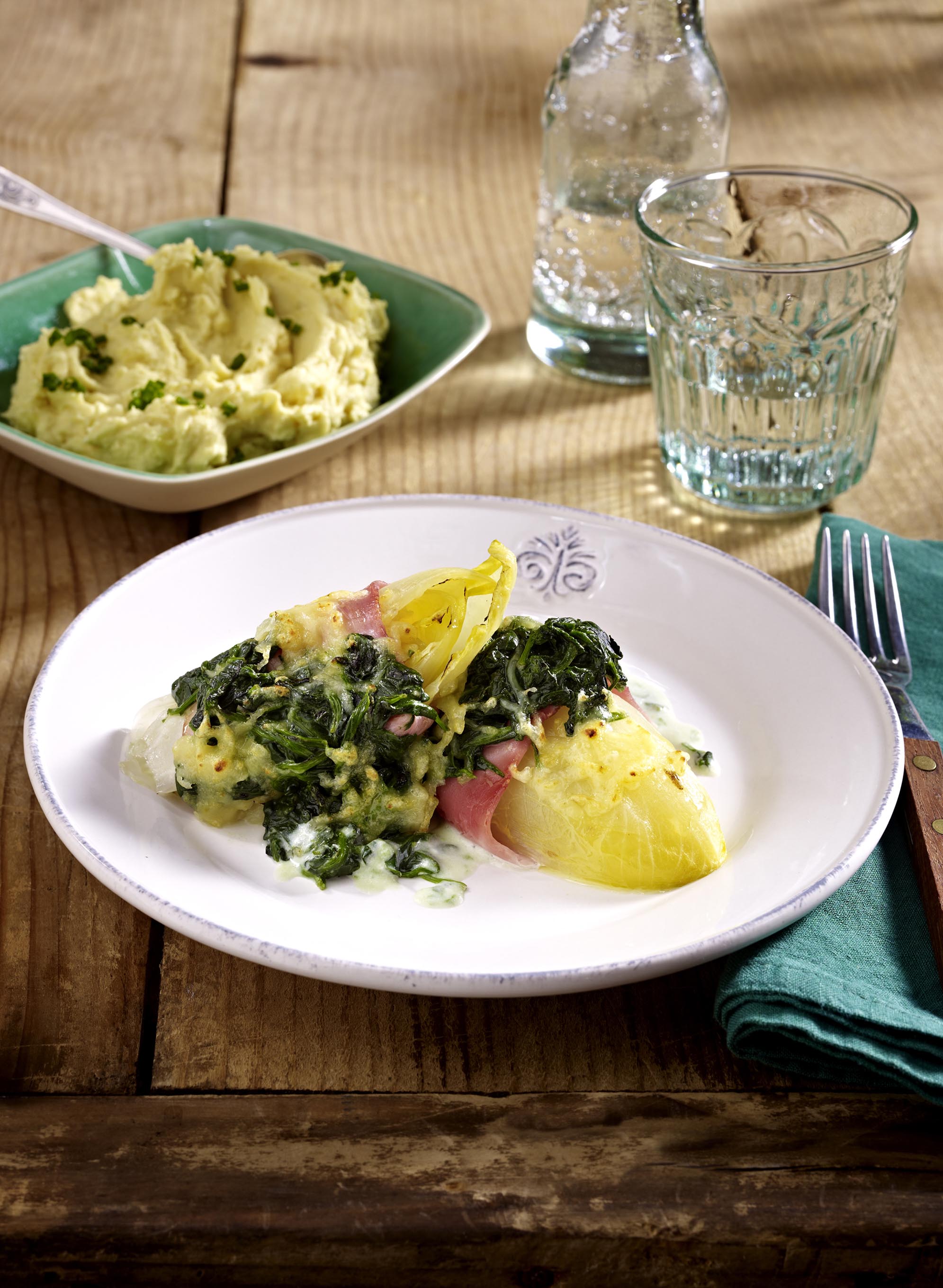 Chicorée im Schinkenmantel mit Spinat gratiniert