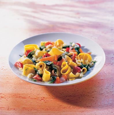 Bandnudeln mit Blattspinat und Lachs