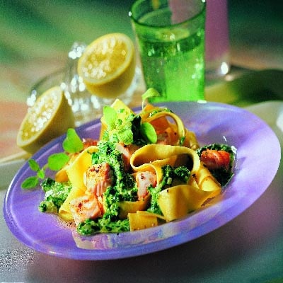 Bandnudeln mit Lachs und Spinat