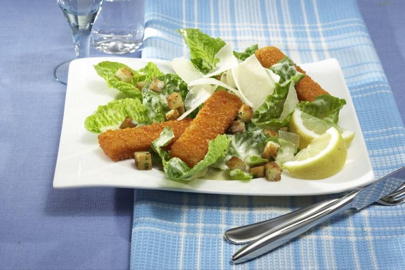 Caesarsalat mit Fischstäbchen