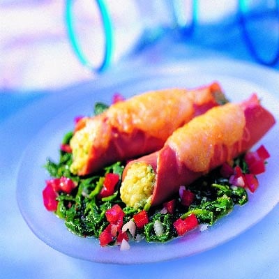 Schinkenröllchen auf Blattspinat