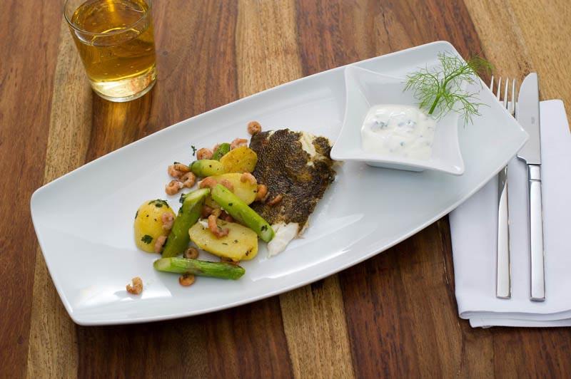 Fischpfanne mit Spargel und Krabben