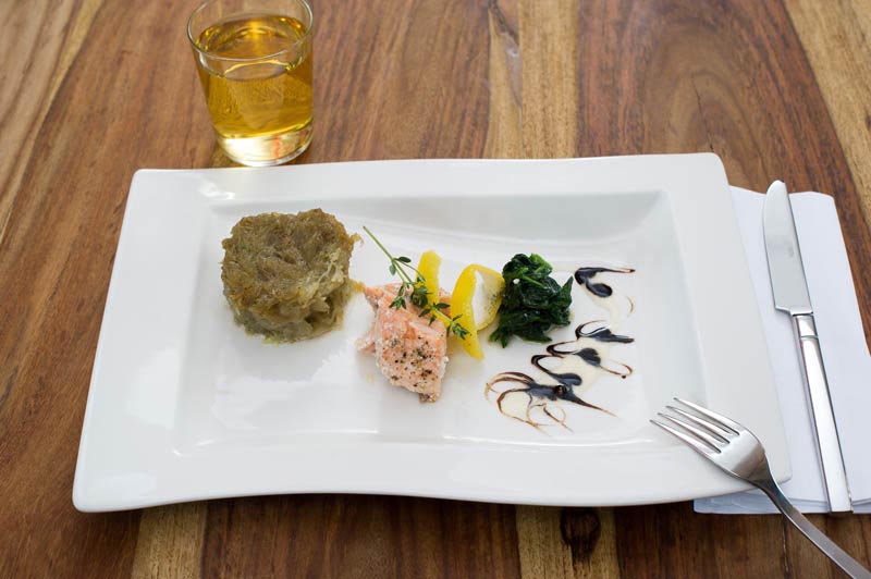 Pochiertes Lachsfilet auf Blattspinat