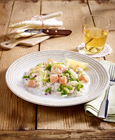 Lachsfrikassee mit Garnelen, Spargel und Erbsen, dazu Basmati Reis
