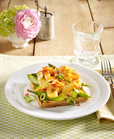 Spargeltoast mit Ananas und Garnelen