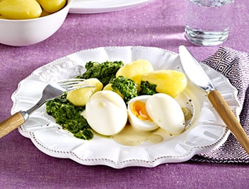 Senfeier mit Würzspinat