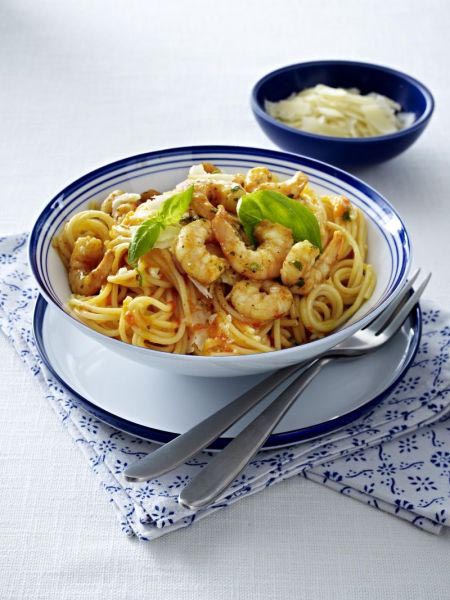 Spaghetti mit Paprikasoße und Garnelen