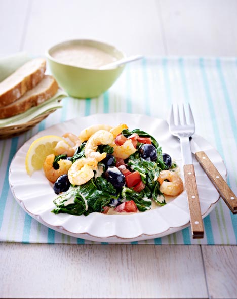 Garnelen auf Blattspinatpfanne