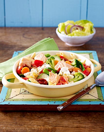 Gemüse Nudelpfanne mit Wildlachswürfeln