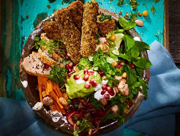 Bowl mit BLUBB Sticks, Hähnchen, Granatapfelkernen und verschiedenem Gemüse