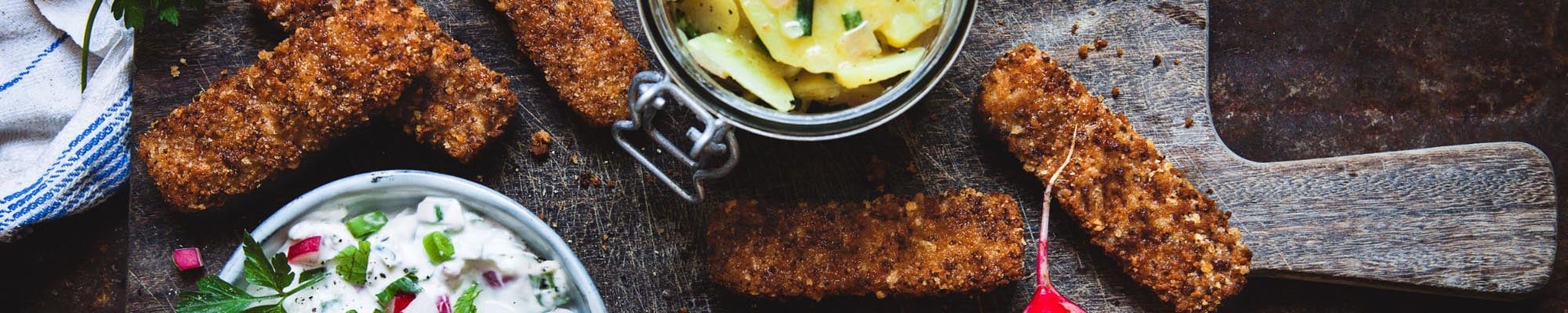 Brezel-Stäbchen mit Kartoffelsalat und Radieschenquark