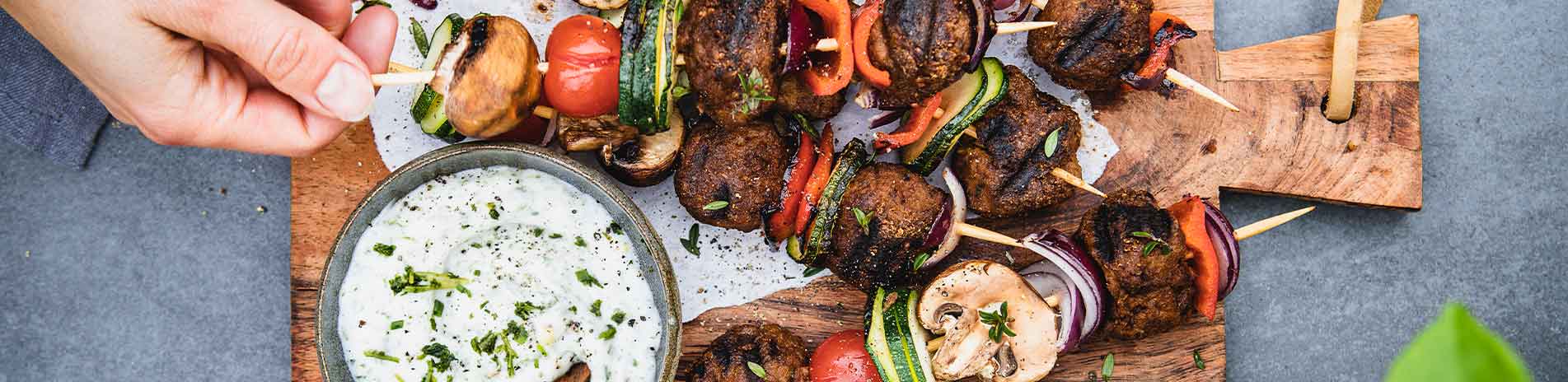 Gemüse-Hackbällchen-Grillspieße