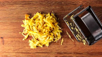 Brezel-Stäbchen mit Kartoffel-Zucchini-Puffer Rezept Step 2