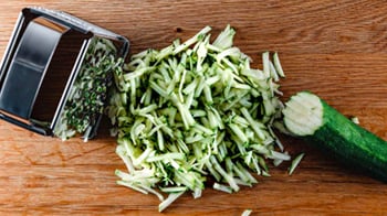 Brezel-Stäbchen mit Kartoffel-Zucchini-Puffer Rezept Step 3