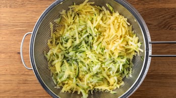 Brezel-Stäbchen mit Kartoffel-Zucchini-Puffer Rezept Step 4