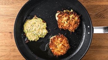 Brezel-Stäbchen mit Kartoffel-Zucchini-Puffer Rezept Step 9