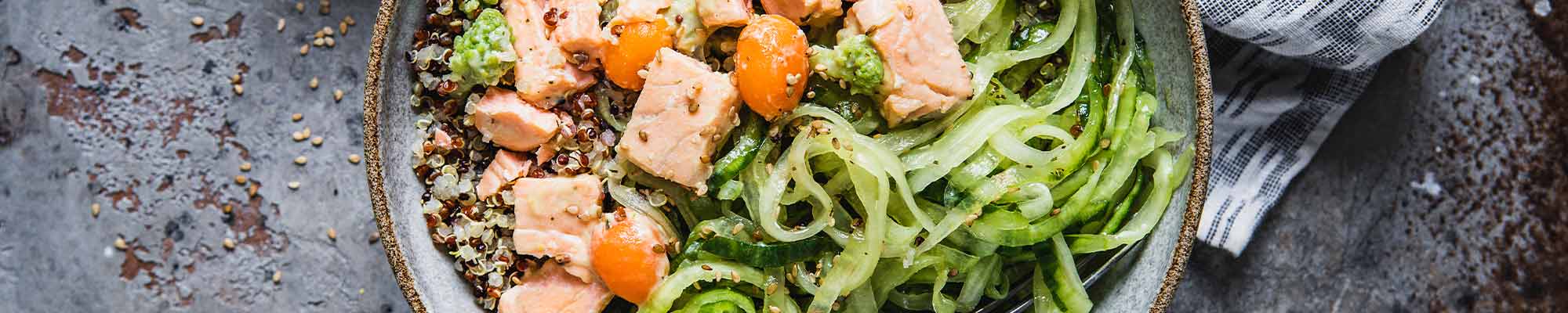 Buddha Bowl mit Quinoa, Gurkennudeln und Lachs mit Sauce Dill-Senf