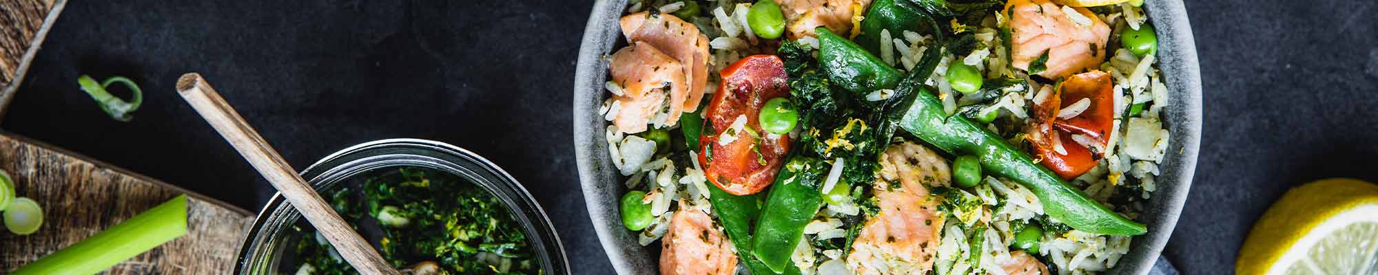 One Pot Reis-Bowl: Lachs mit Sauce Pesto, Gemüse und Gremolata