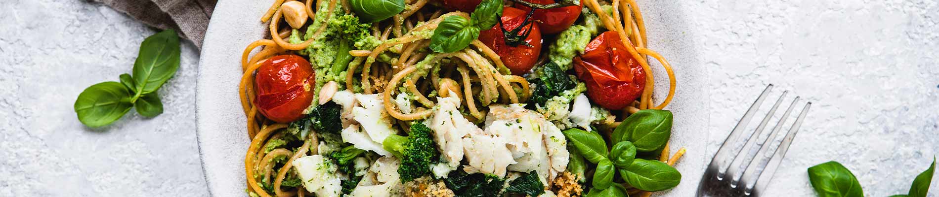 Pasta mit Brokkoli-Sauce, Ofentomaten und Schlemmer-Filet Grünes Gemüse