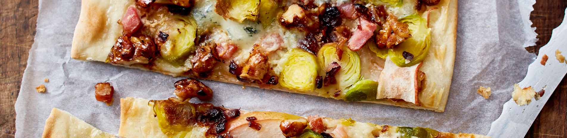 Flammkuchen mit Rosenkohl und karamellisierten Walnüssen