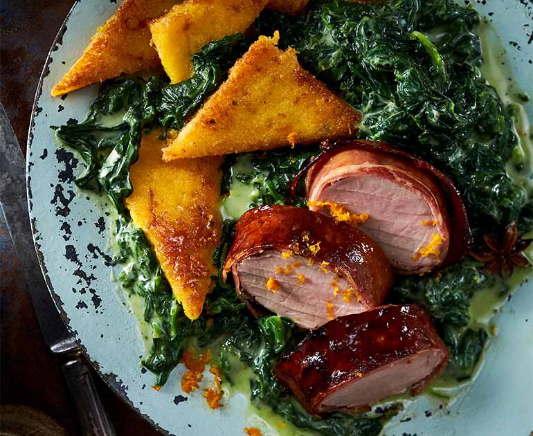 Schweinefilet im Schinkenmantel mit winterlicher Polenta auf Rahm-Blattspinat