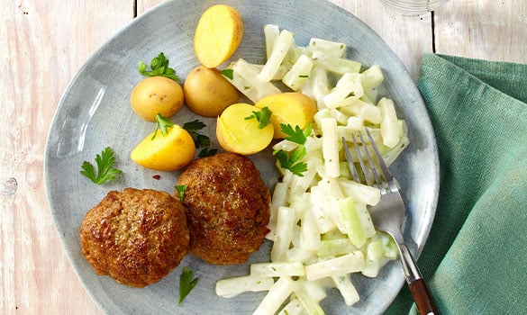 Kohlrabi in Rahm mit Frikadelle und Kartoffeln