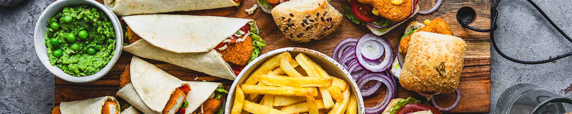 Snack Board mit Mini Chicken Nuggets Cheese Burger und Wraps_1