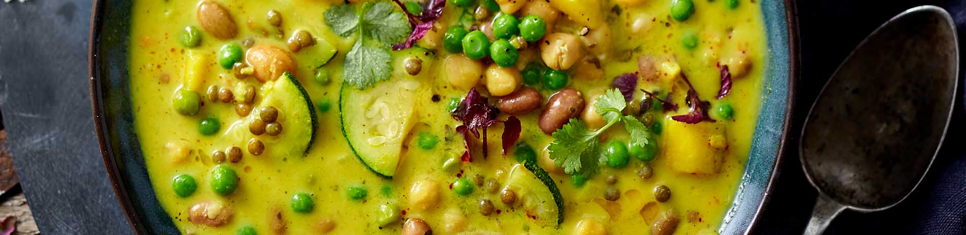 Kichererbsen-Linsen-Curry in einer Schüssel