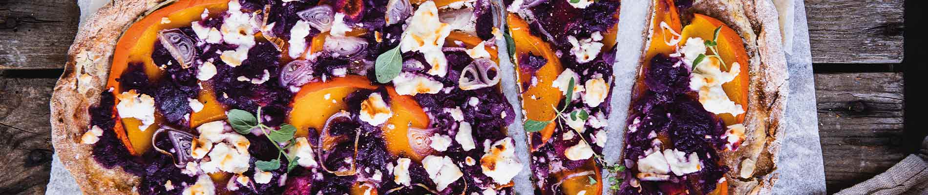 Apfel-Rotkohl-Vollkorn-Flammkuchen mit Kürbis