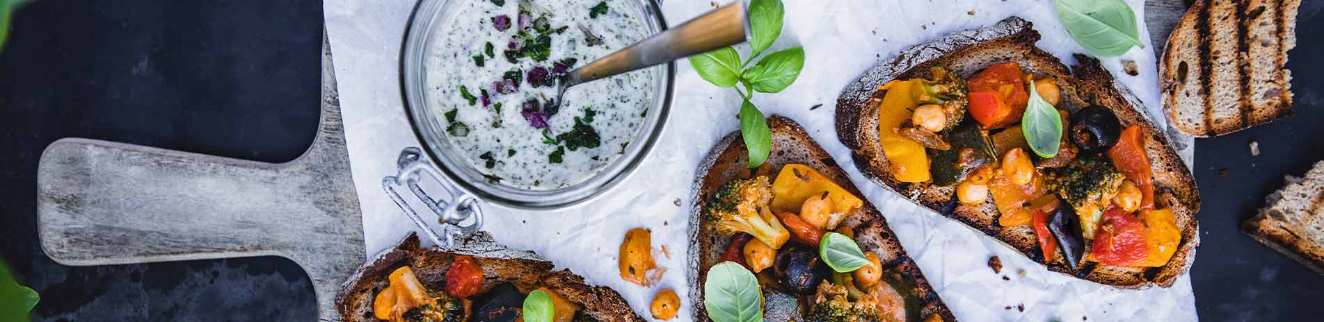 Bruschetta mit mediterranem Gemüse und italienischem Kräuterdip