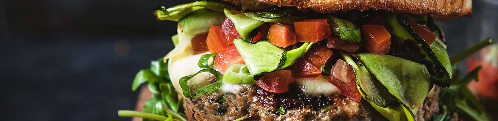 Italienischer Burger mit Tomatensalsa und Mozarella