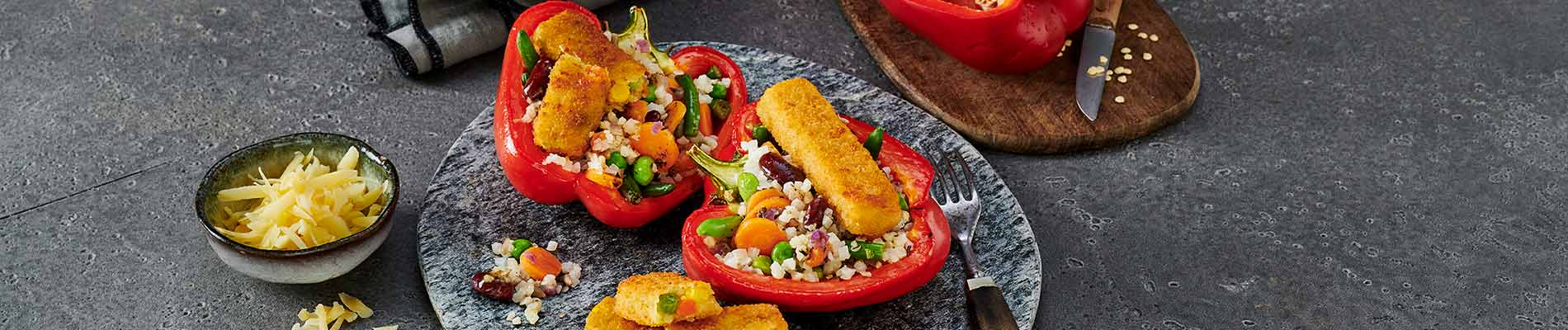 Gefüllte Paprika mit Blumenkohlreis und Gemüsestäbchen