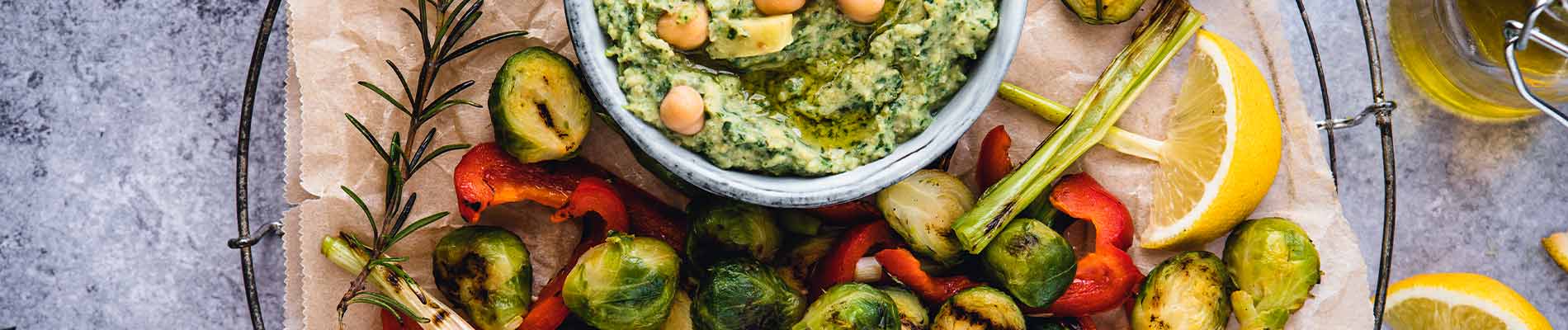 Gegrilltes Gemüse mit Spinathummus