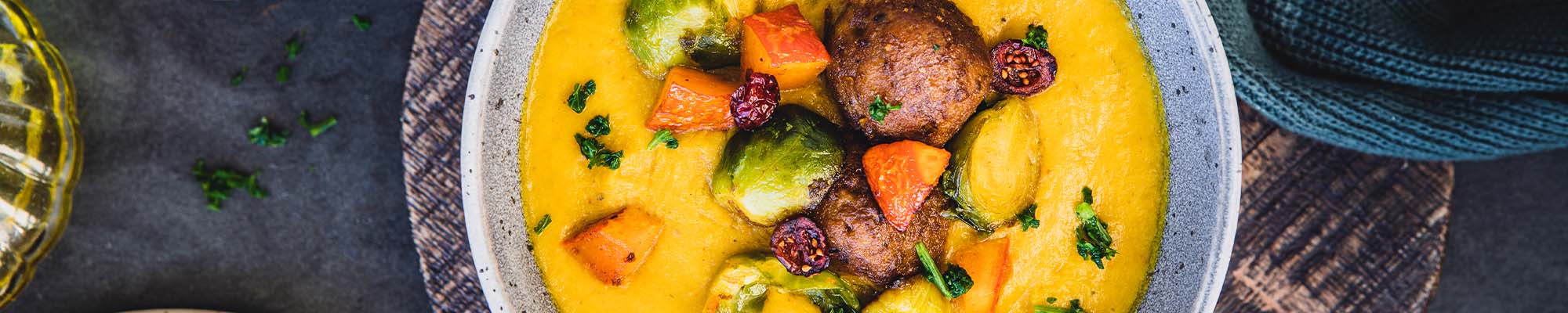 Geröstete Rosenkohl Kürbissuppe mit karamellisierten Hackbällchen und Cranberries