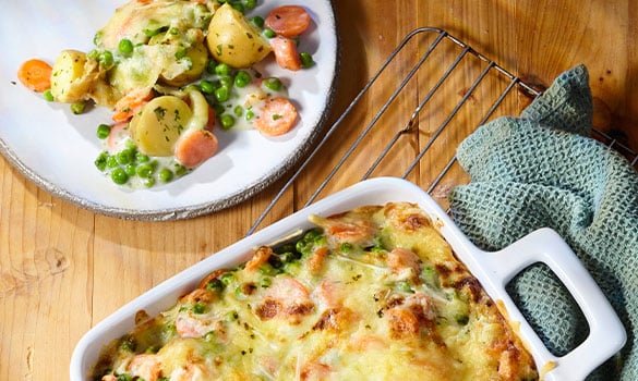 Cremiger Kartoffelauflauf mit Erbsen & Karotten