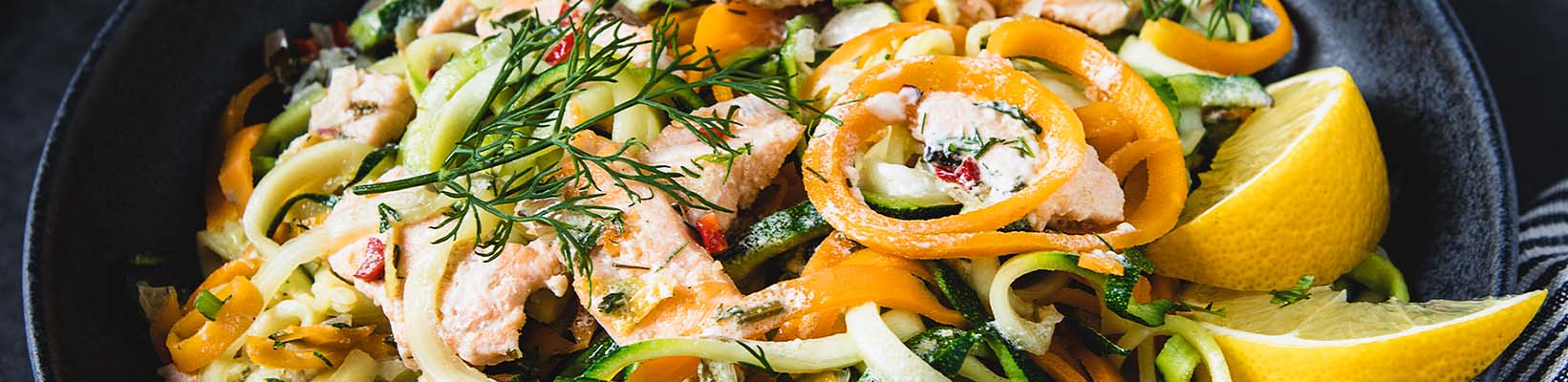 Lachs mit Gemüsenudeln und Zitronensauce