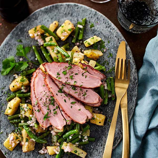 Knuspergemüse aus dem Ofen mit geräucherter Entenbrust