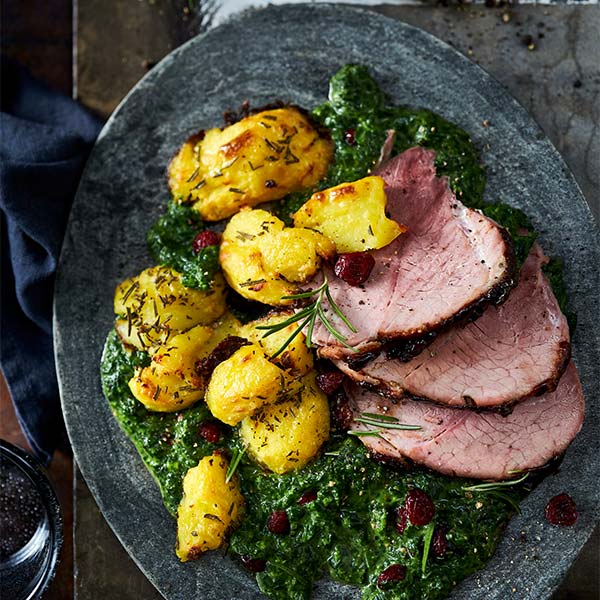 Schinkenbraten mit Cranberry-Rahm-Spinat und Rosmarin-Kartoffeln