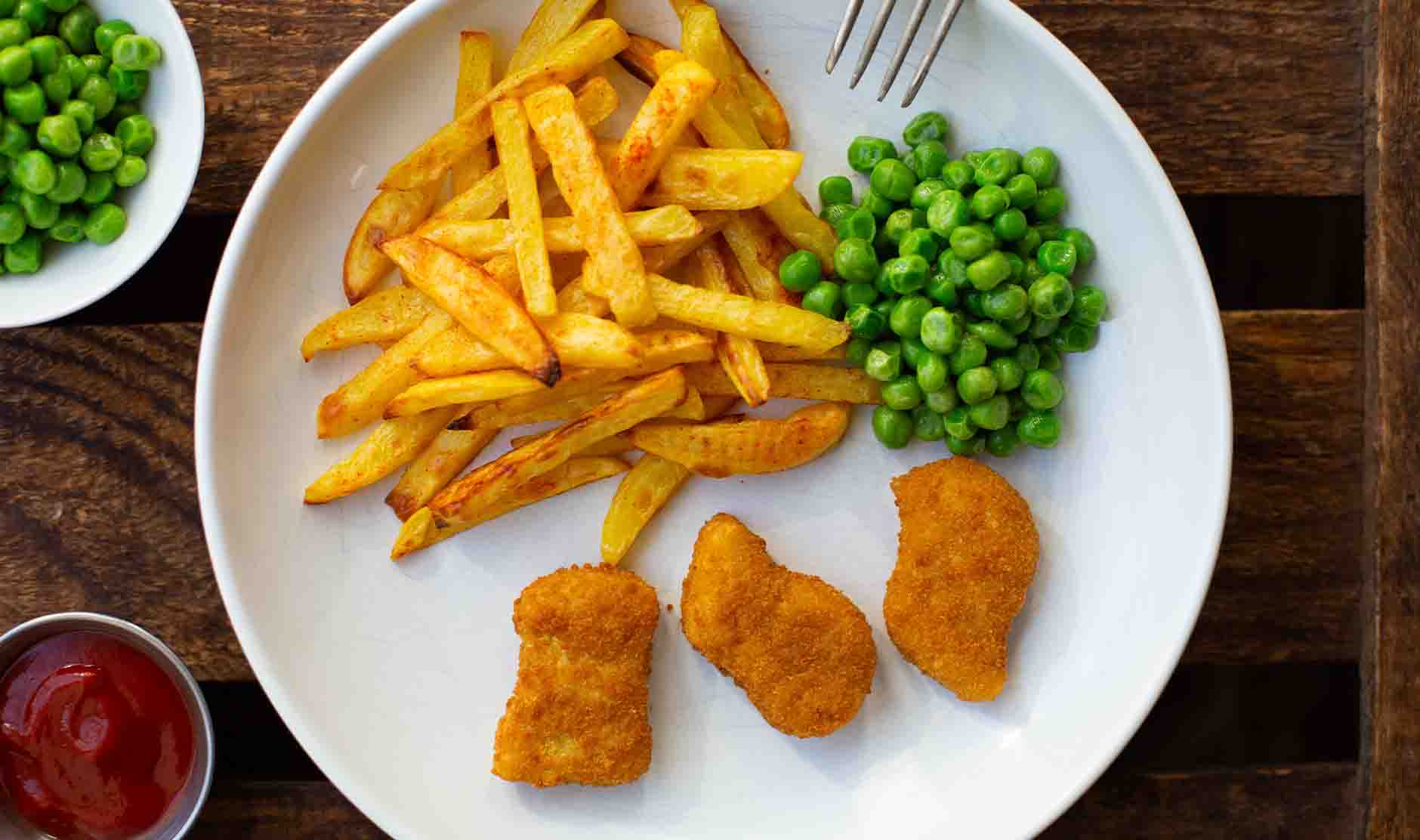 Nuggets mit Pommes und Erbsen