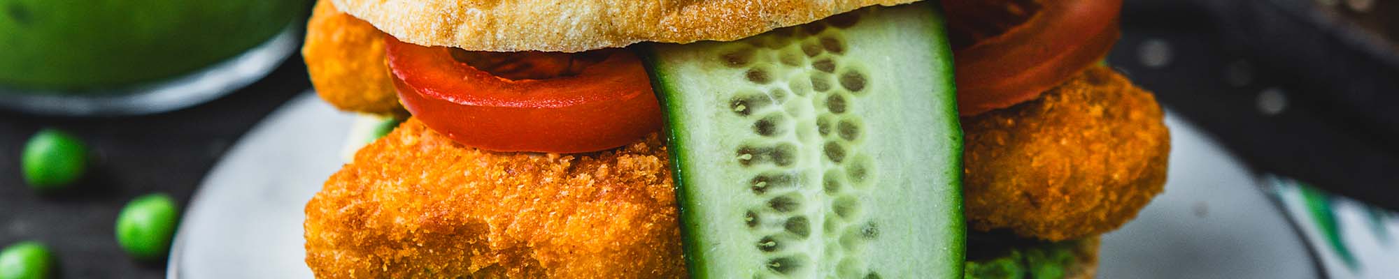 Frosch Burger mit Chicken Nuggets, Erbsen Mayo und Gurke