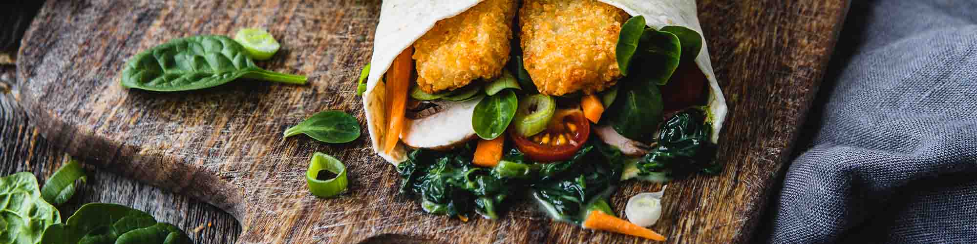 Rösti-Stäbchen-Wrap auf Holzbrett