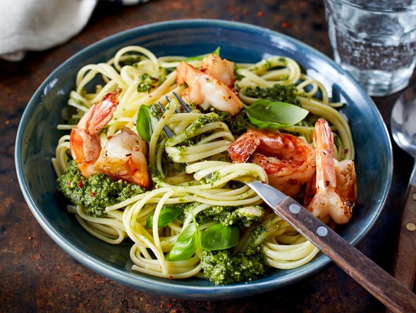 Linguine mit Grünkohl-Pesto und Garnelen